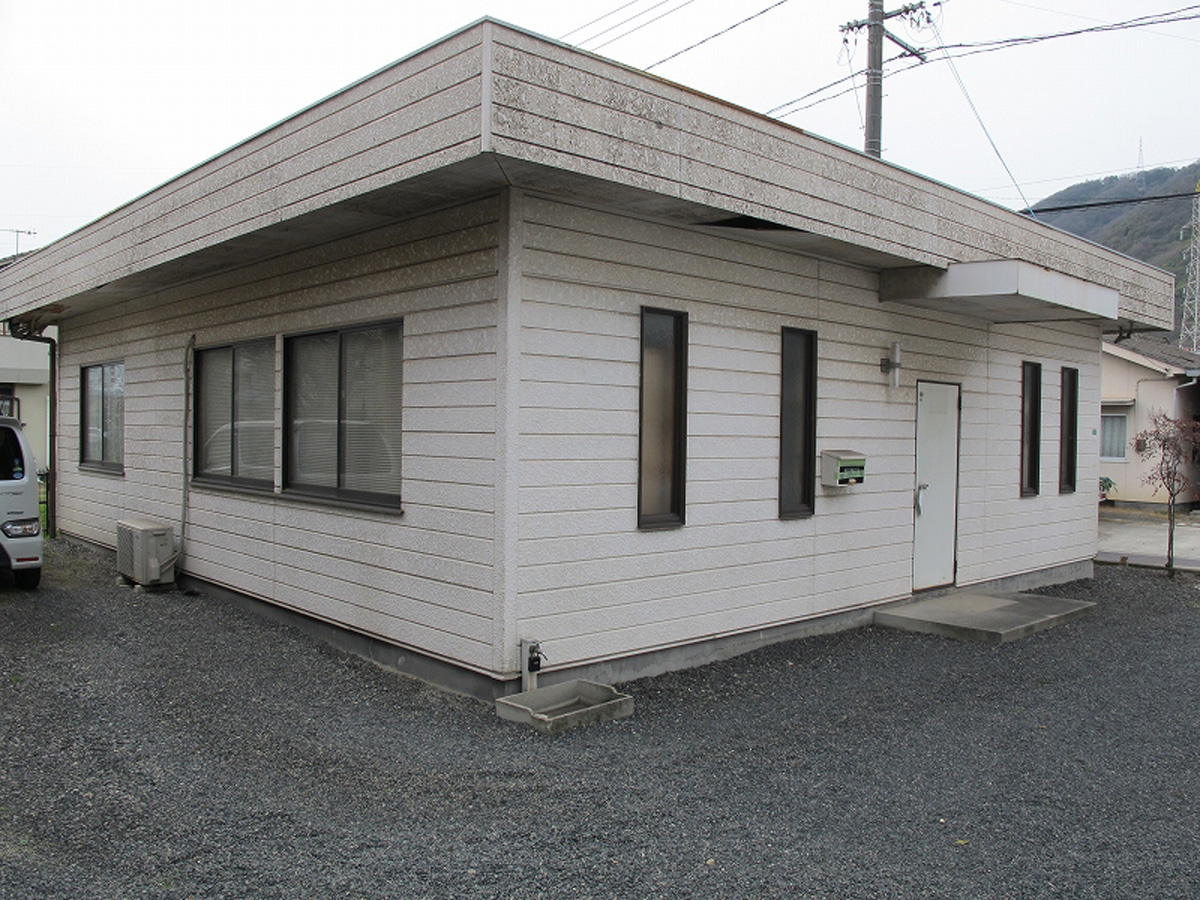 福山市山手町売り事務所です ４部屋とキッチン等があります 駐車２台以上可能です 有限会社アーキ フロンティアホーム